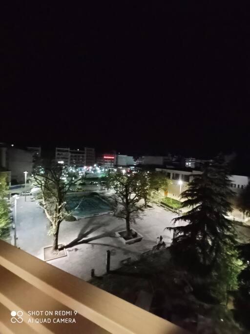 Appartement Λάρισα Διαμέρισμα Με Θέα Πλατεία Στο Κέντρο Της Πόλης Extérieur photo